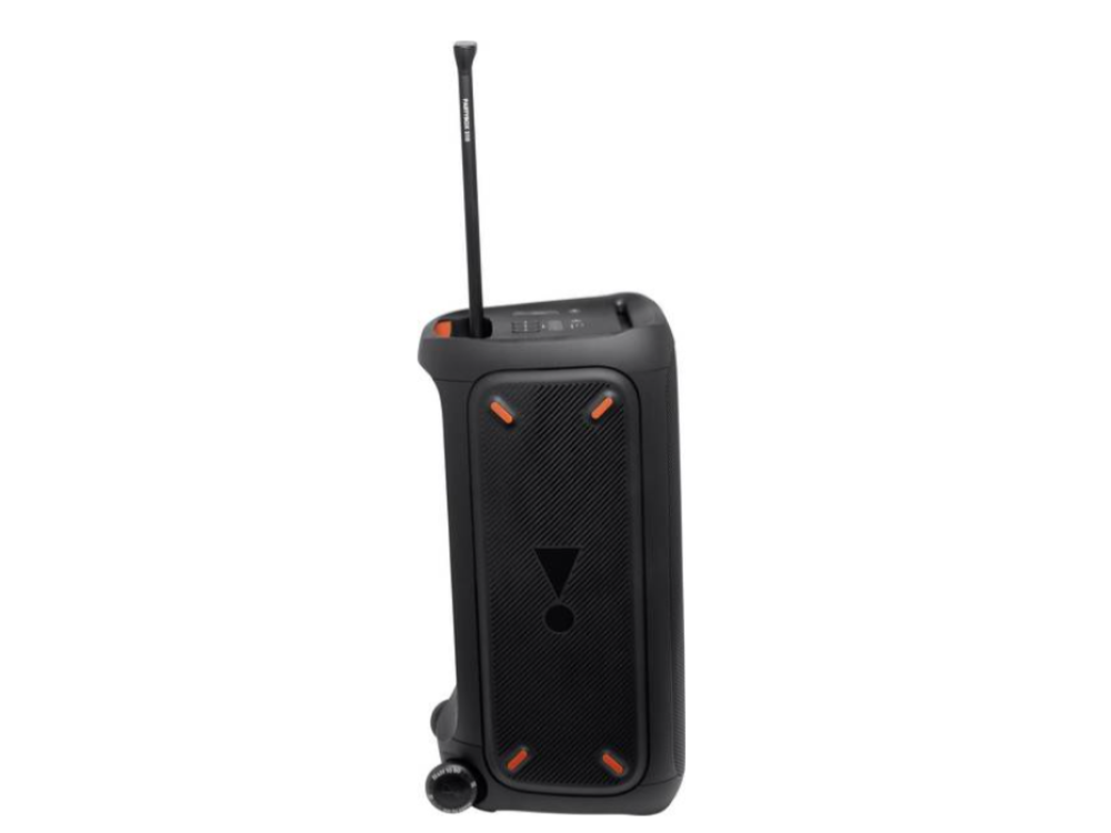 Un altavoz portátil negro sobre ruedas con asa se muestra sobre un fondo negro.
