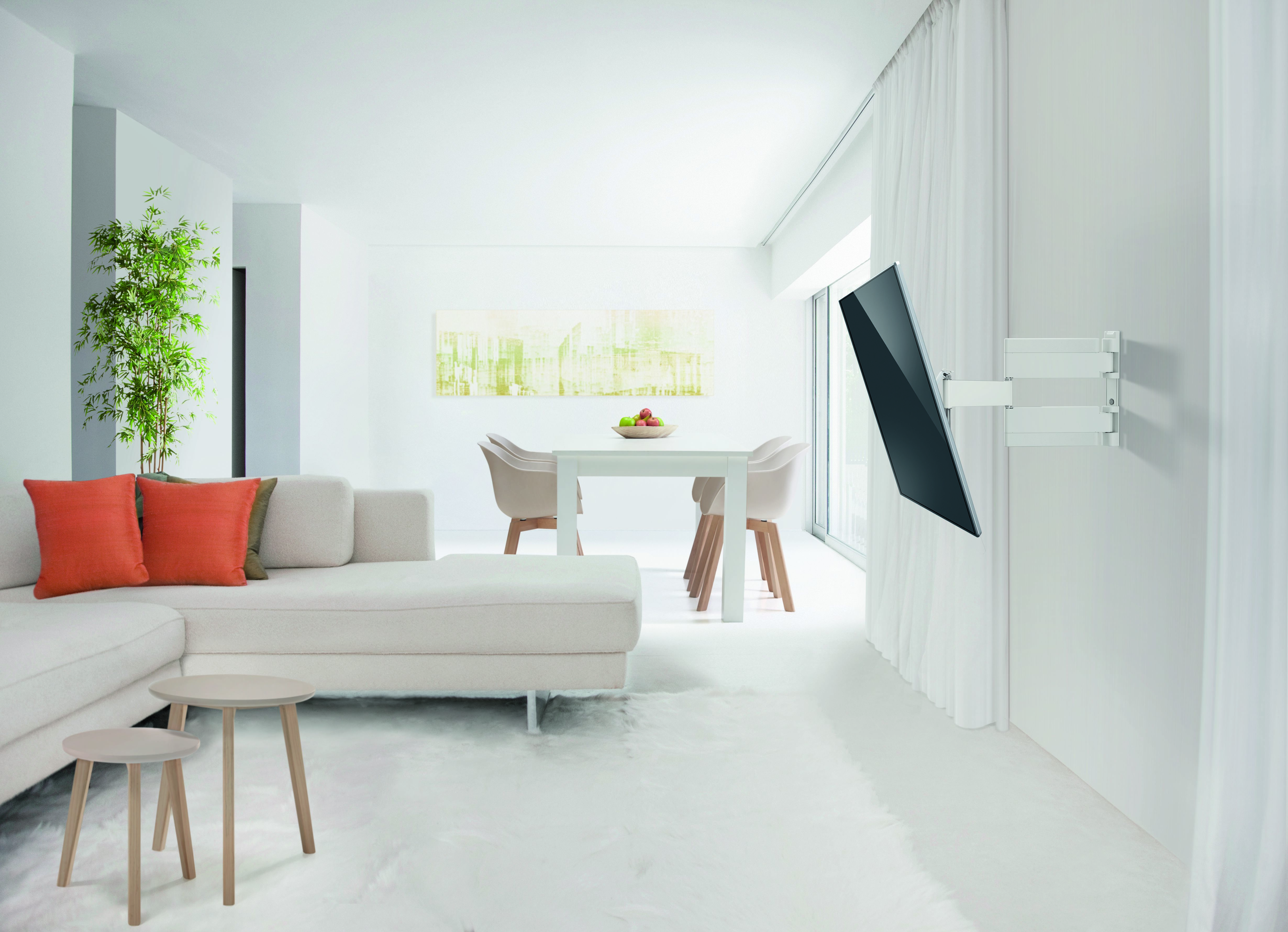 Modernes Wohnzimmer mit weißen Möbeln, TV an der Wand und orangefarbenen Kissen auf beigem Sofa.
