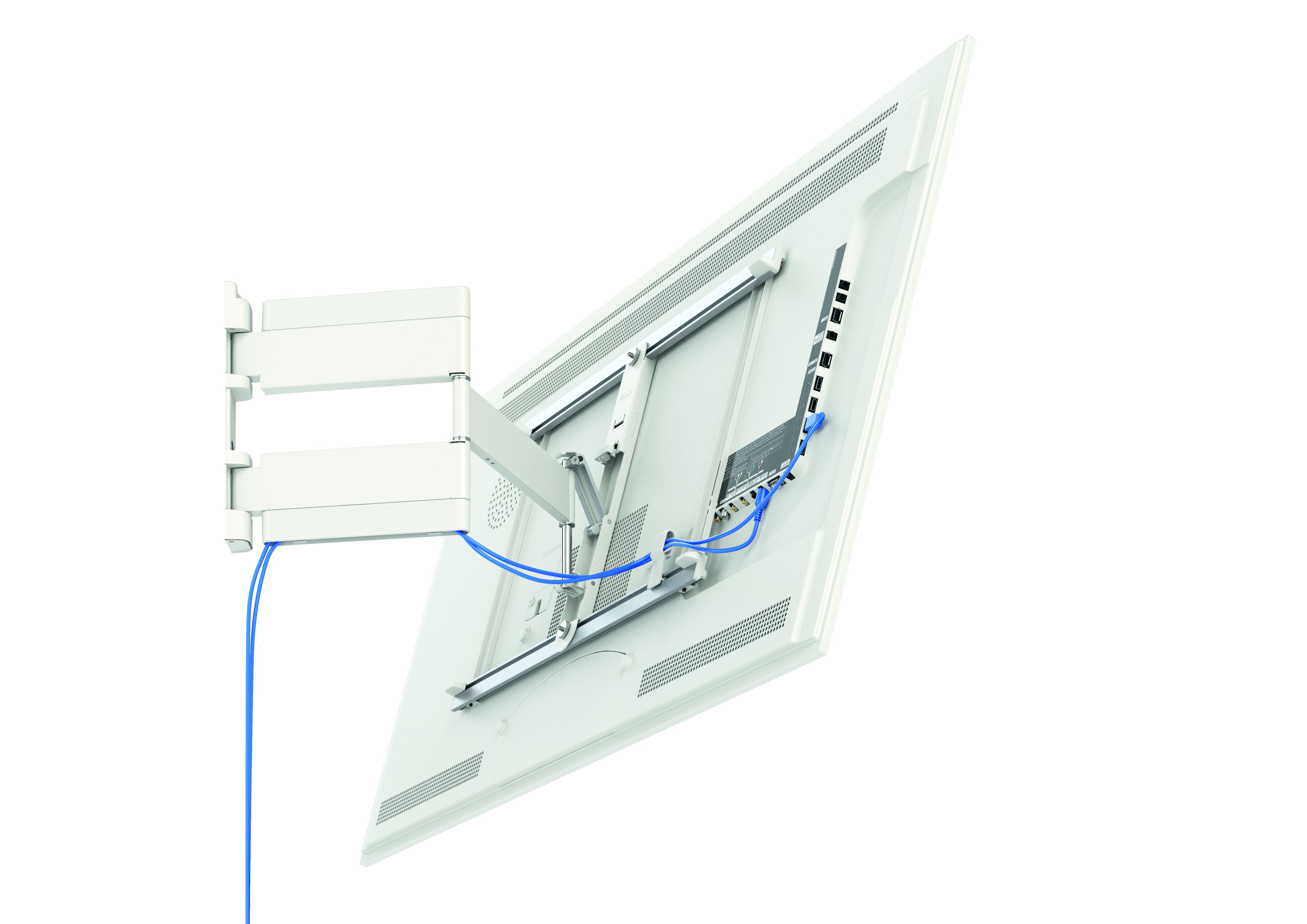 Weißer Fernseher an der Wand montiert, mit blauen Kabeln verbunden. Der Fernseher ist abgewinkelt und zeigt die Rückseite.