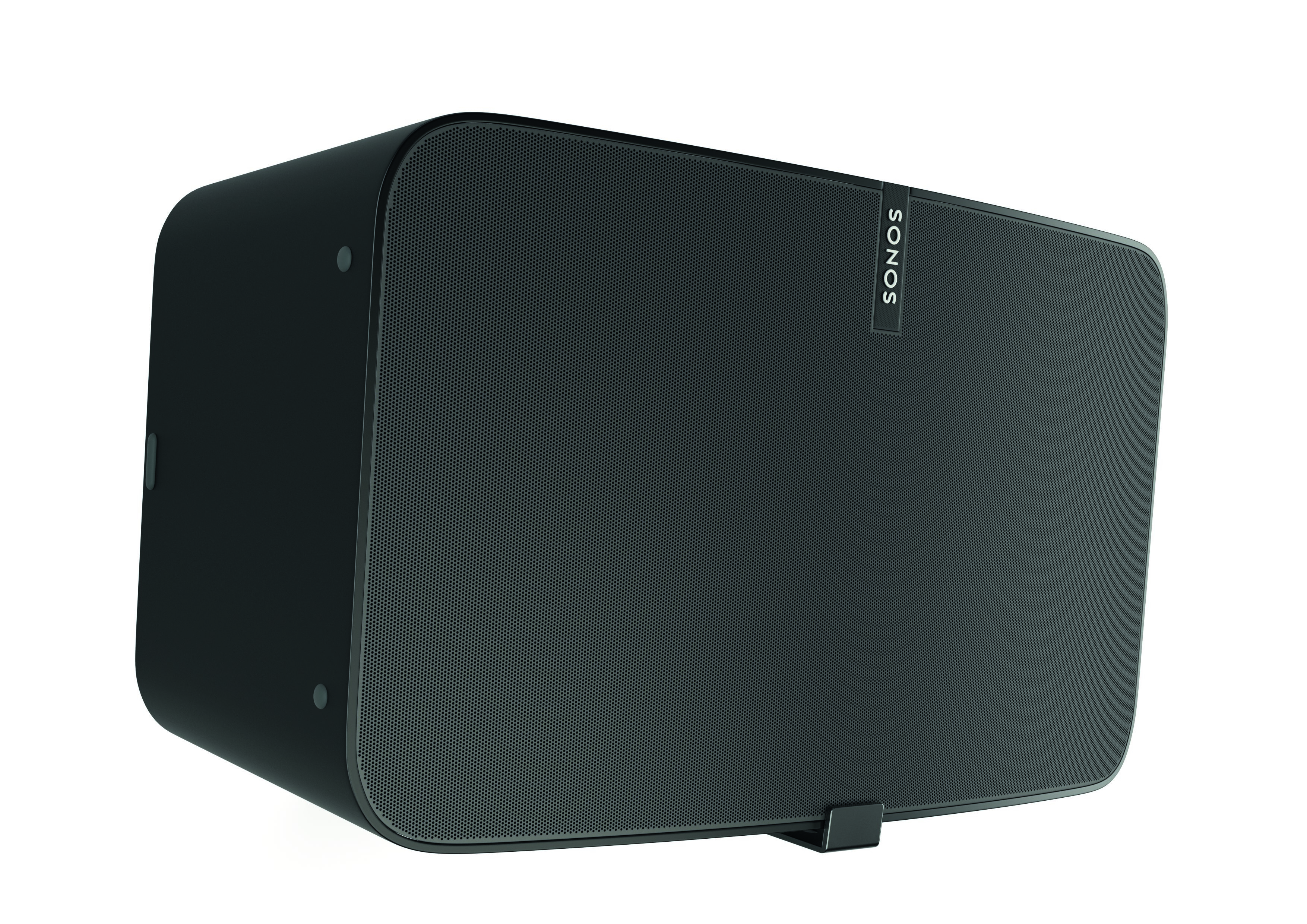 Ein schwarzer Sonos-Lautsprecher mit dem Sonos-Logo. Er ist leicht angewinkelt. Weißer Hintergrund.