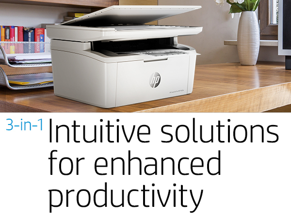 Ein weißer HP-Drucker mit 3-in-1-Lösungen-Text. Er steht auf einem Schreibtisch mit anderen Gegenständen.