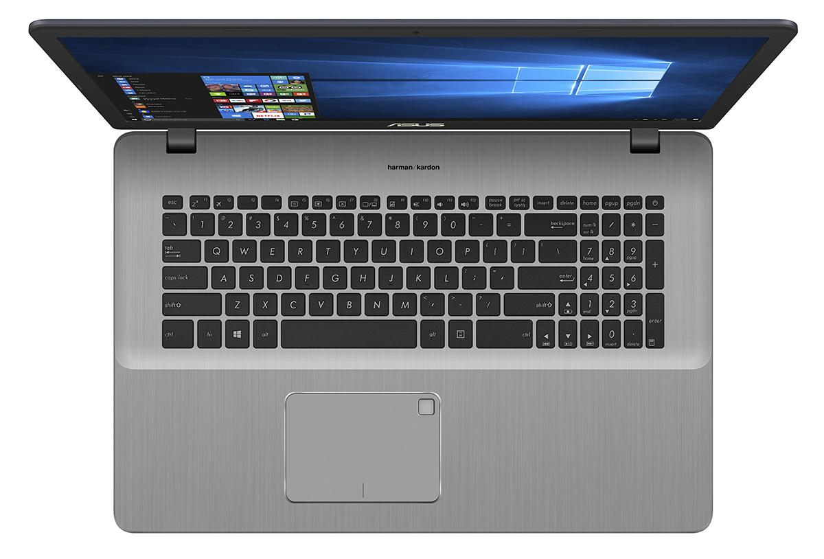 Ein silberner Laptop von oben gezeigt mit schwarzer Tastatur und Windows-Bildschirm.