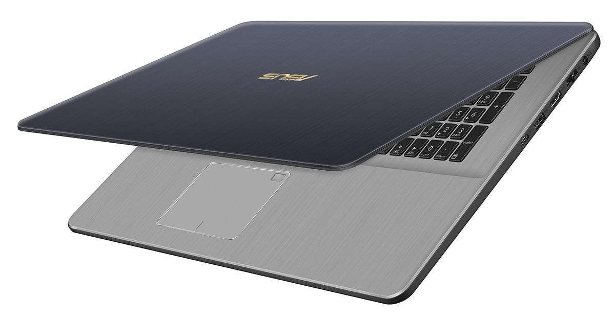 Ein geschlossener blauer ASUS-Laptop auf weißem Hintergrund, der die Tastatur und das Touchpad leicht freigibt.