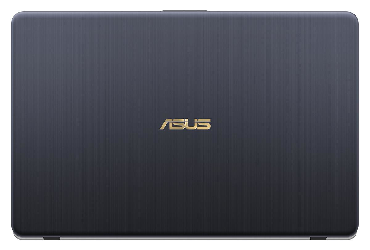 Geschlossener, dunkelgrauer Laptopdeckel mit gebürsteter Metallstruktur und goldenem ASUS-Logo.