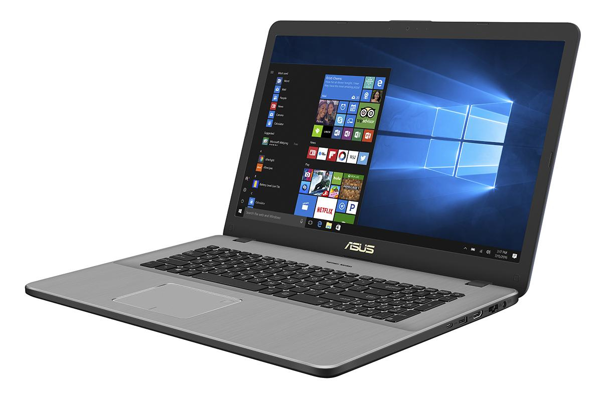 Ein silberner Asus-Laptop steht auf einer weißen Oberfläche und zeigt den Windows 10-Startbildschirm mit blauer Grafik.