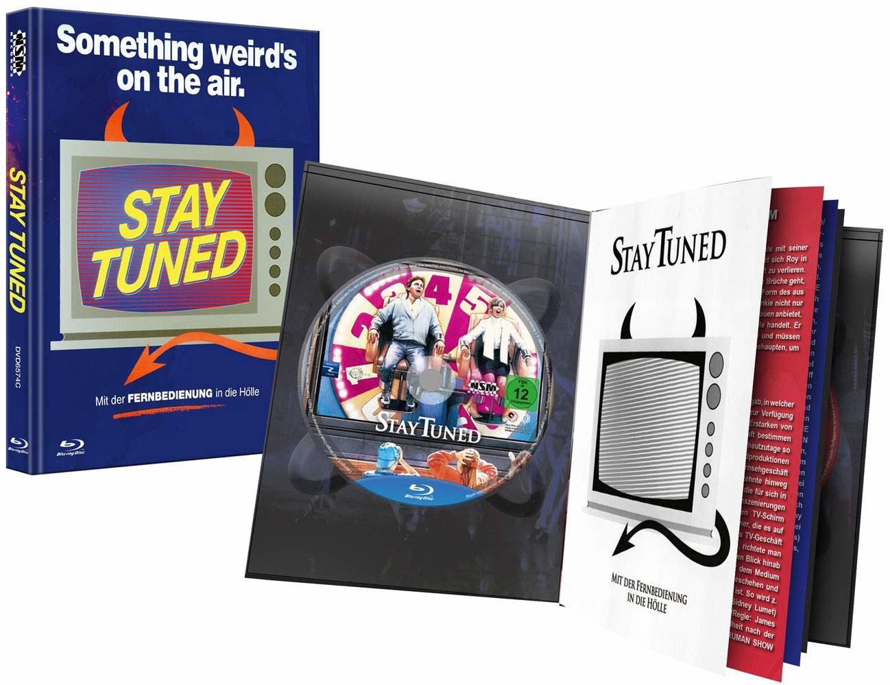 Das Bild zeigt eine geöffnete DVD-Box von 'Stay Tuned', die die Film-Disc und das Booklet zeigt.