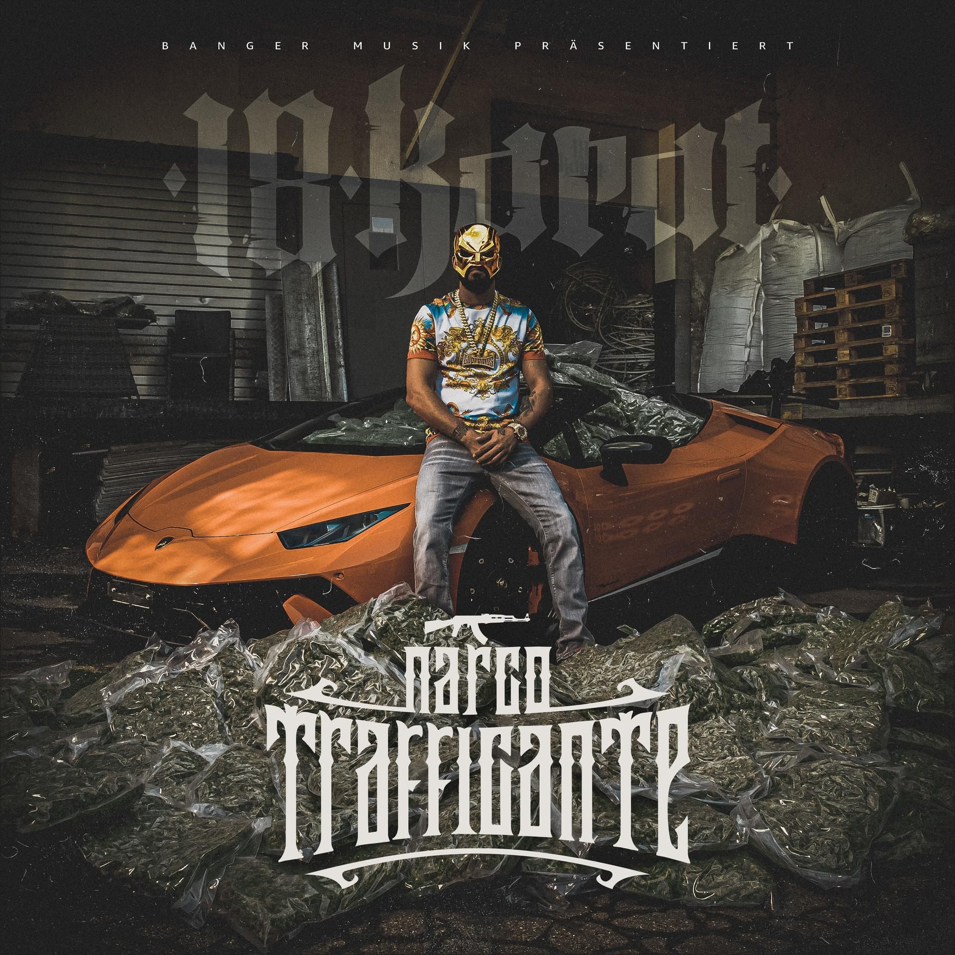 Albumcover mit einem Mann mit Maske, der neben einem orangenen Auto steht. Der Hintergrund ist eine dunkle, industrielle Umgebung.