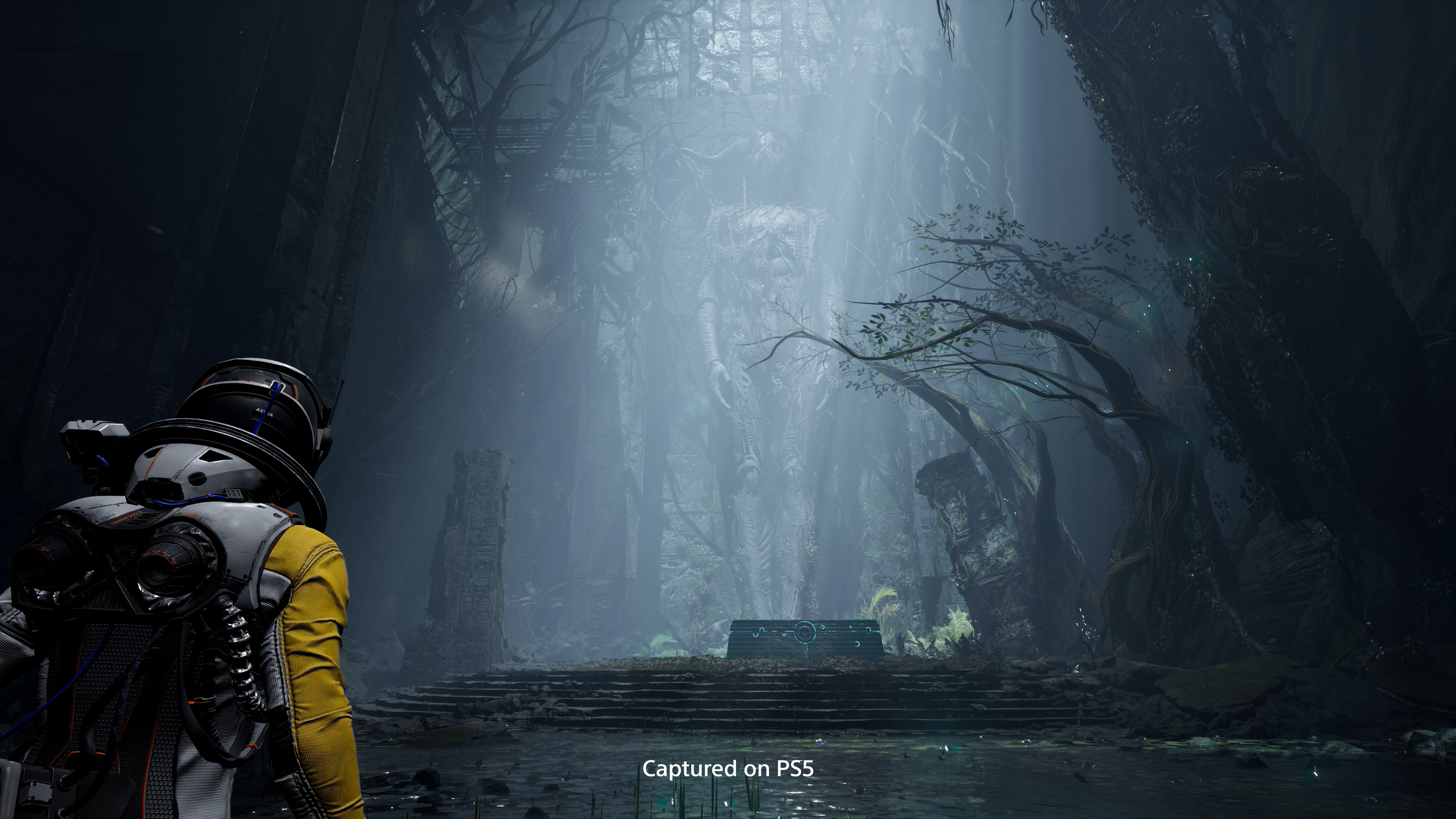 Una scena di gioco futuristica. Un personaggio in tuta gialla in una foresta.