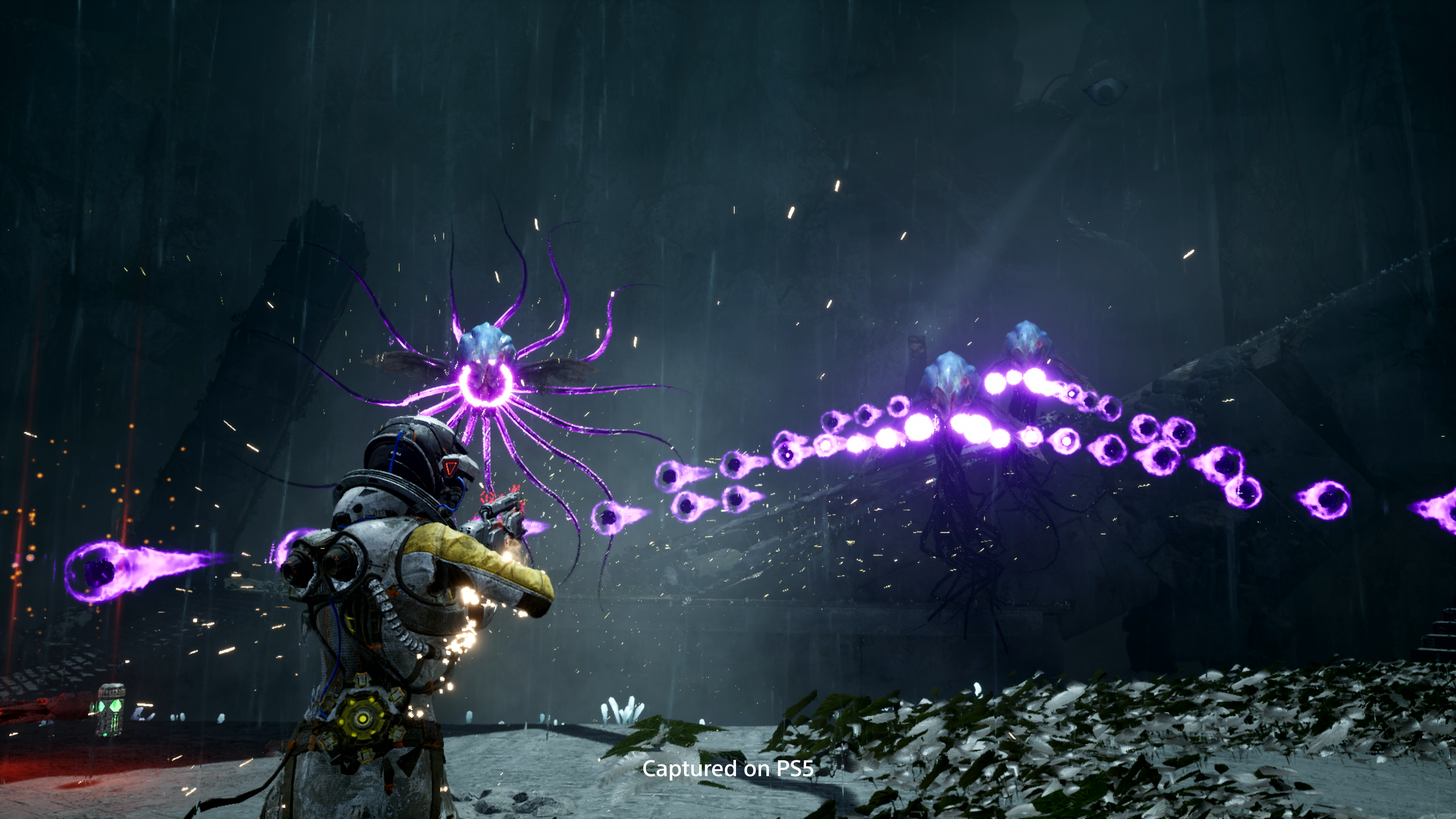 Una scena di un videogioco mostra un giocatore che spara a creature aliene con esplosioni di energia viola.