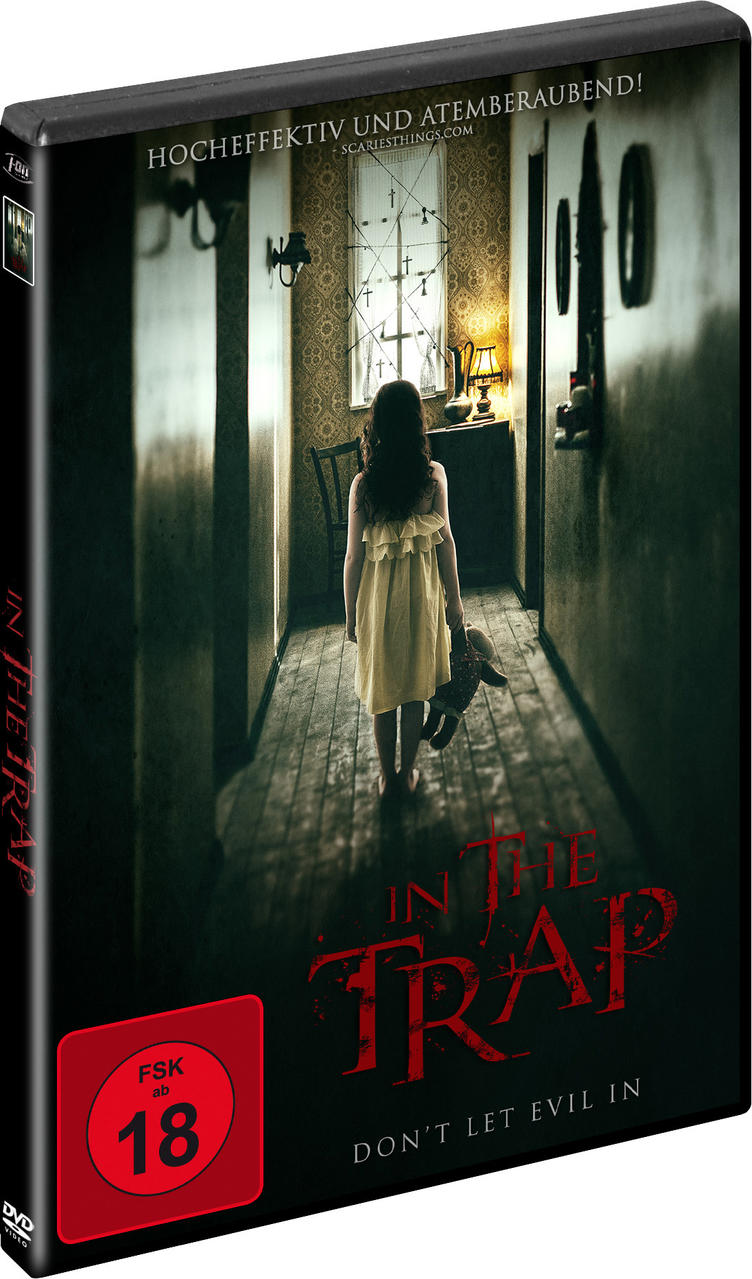 Eine DVD-Hülle des Films 'In The Trap', die ein Mädchen zeigt, das einen Flur entlanggeht.