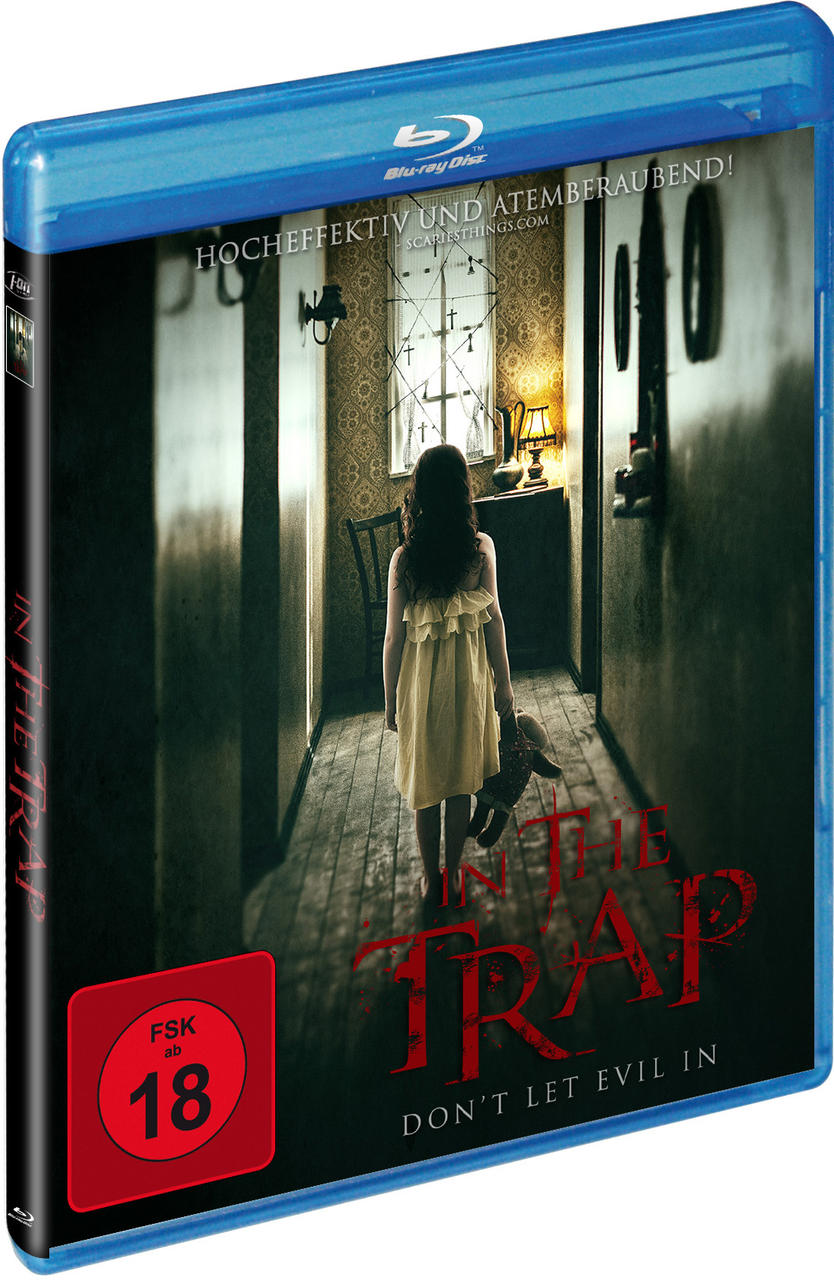 Ein Blu-ray-Filmcover mit einem Mädchen in einem Flur und dem Titel 'In The Trap'.