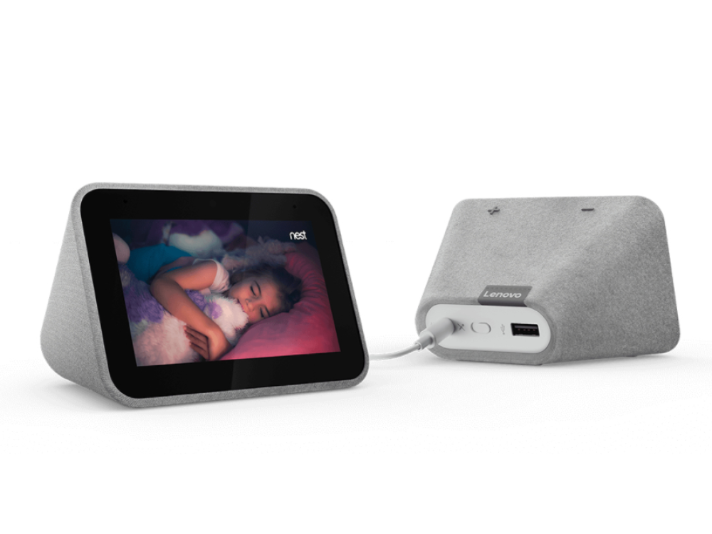 Una pantalla inteligente Lenovo con la imagen de un bebé en la pantalla y un banco de energía Lenovo.