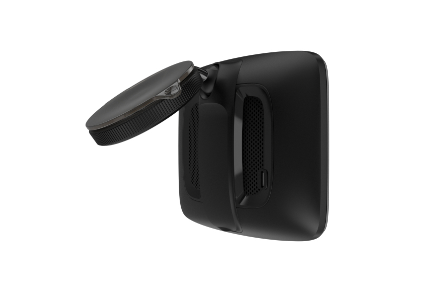 Ein schwarzes TomTom GPS-Gerät mit Halterung, abgewinkelt auf weißem Hintergrund.