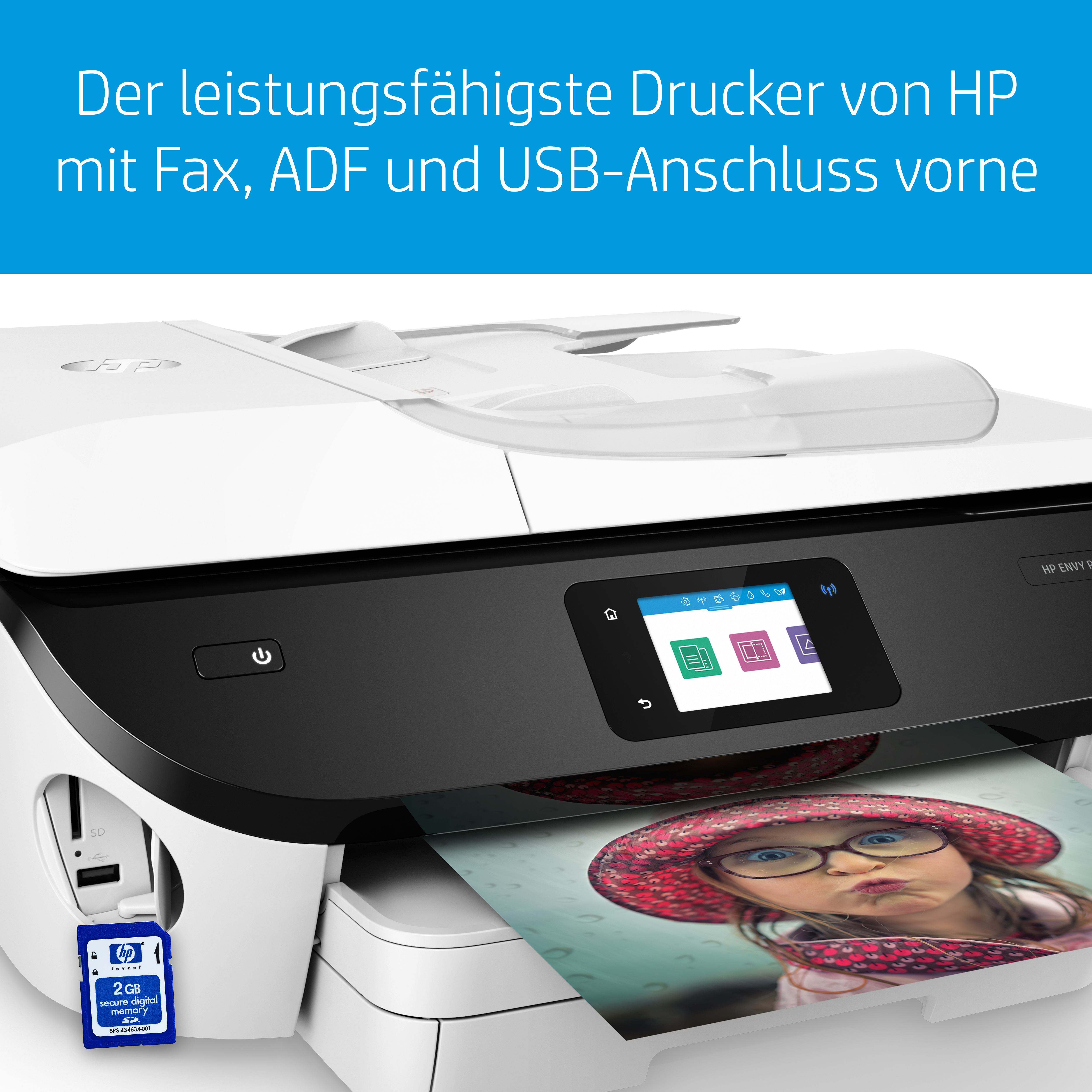 Ein weißer Drucker mit einem Bild eines Mädchens auf dem Ausgabefach. Der Drucker ist mit Text beschriftet.