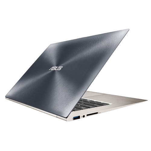Ein schlanker ASUS-Laptop in Silber mit geschlossener, gebürsteter Metallabdeckung gegen weißen Hintergrund.