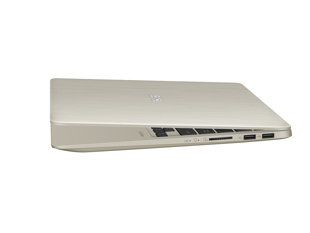 Seitenansicht eines silbernen Laptops auf weißem Hintergrund mit sichtbaren Anschlüssen.