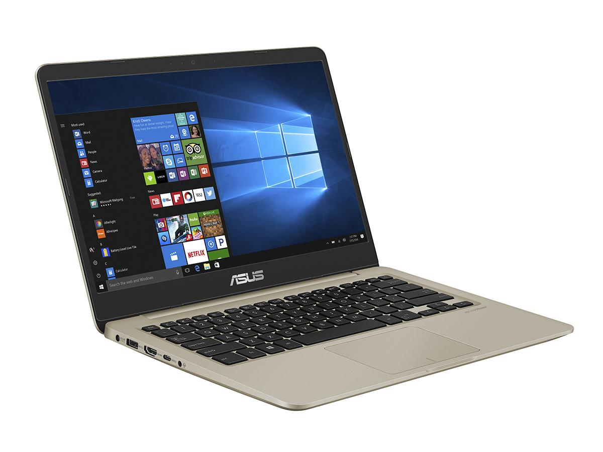 Ein offener goldener Asus-Laptop mit schwarzer Tastatur zeigt den Windows 10 Startbildschirm auf einem weißen Hintergrund.