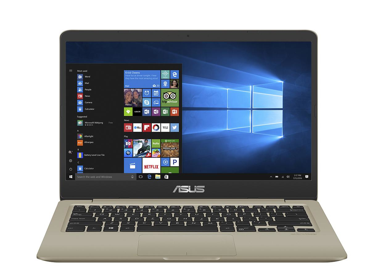 Ein offener ASUS Laptop zeigt den Windows 10 Startbildschirm und den Desktop.