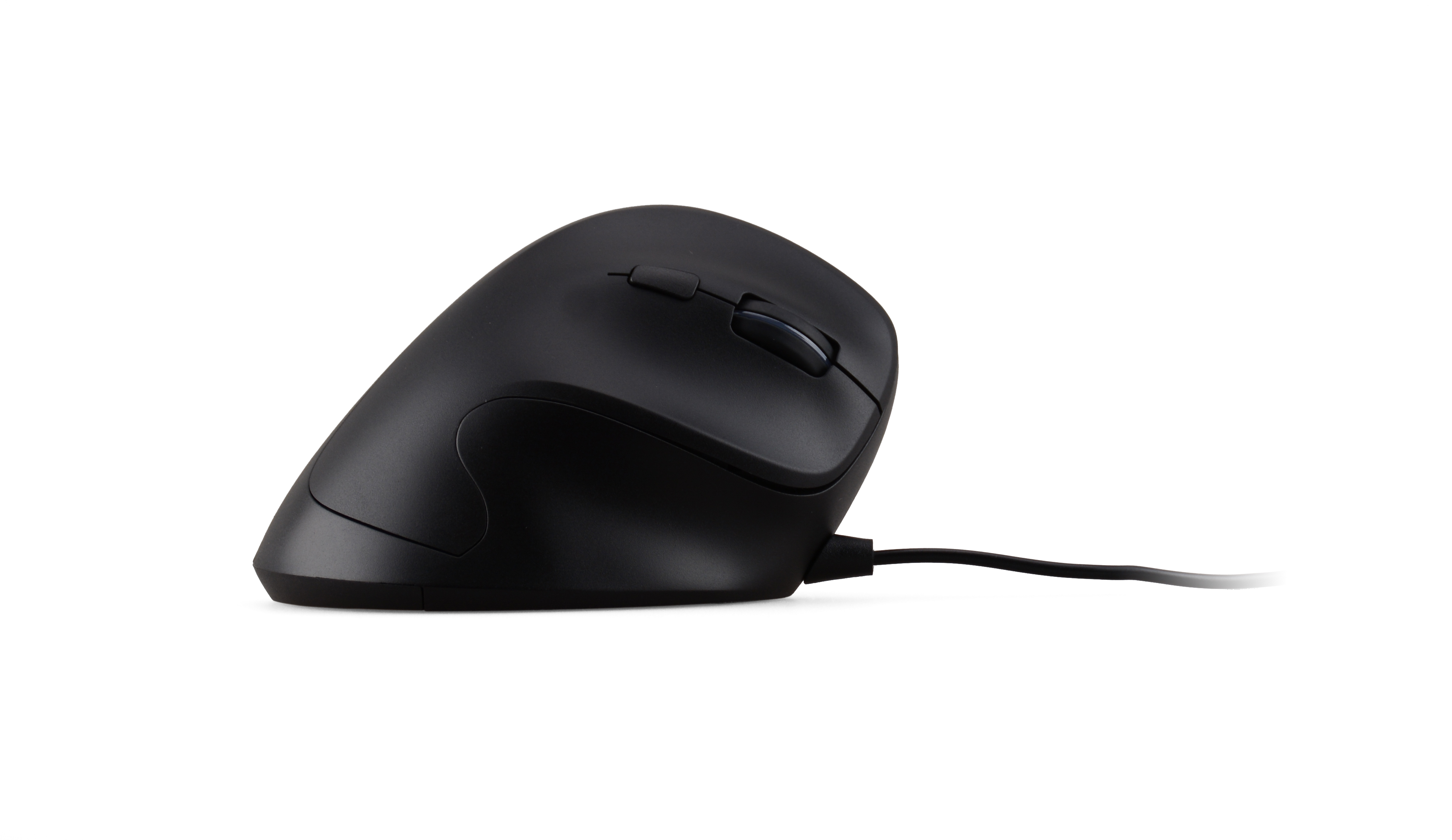 Eine schwarze ergonomische Maus mit Kabel. Sie befindet sich auf weißem Hintergrund.