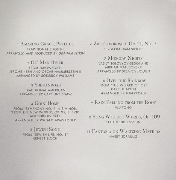 Eine Seite eines Musikalbums mit einer Titelliste.