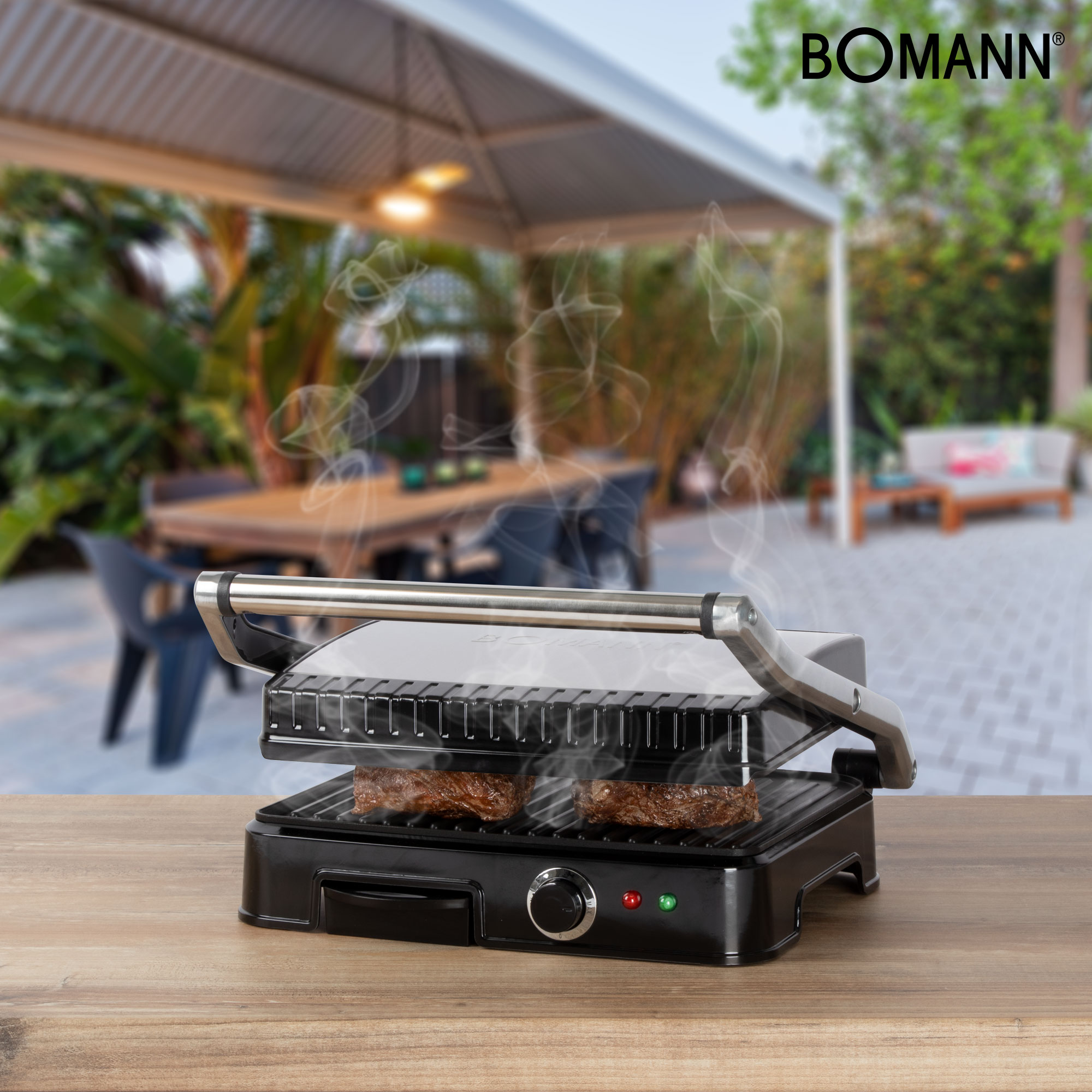 Schwarzer Grill auf einem Holztisch, mit verschwommenem Hintergrund, auf einem Holztisch.