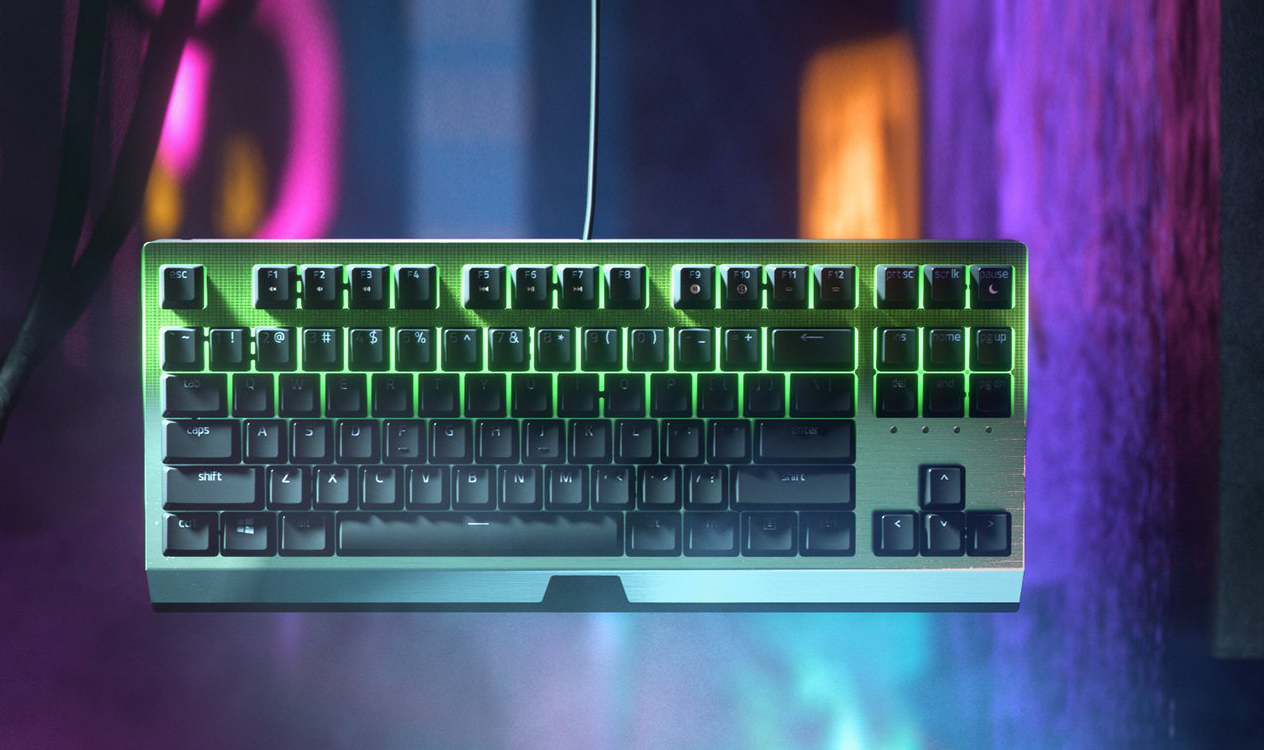 Tastatur mit grüner Hintergrundbeleuchtung in einer farbenfrohen Umgebung.