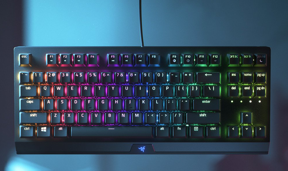 Schwarze Gaming-Tastatur mit regenbogenfarbenen Tasten. Razer-Logo unten.