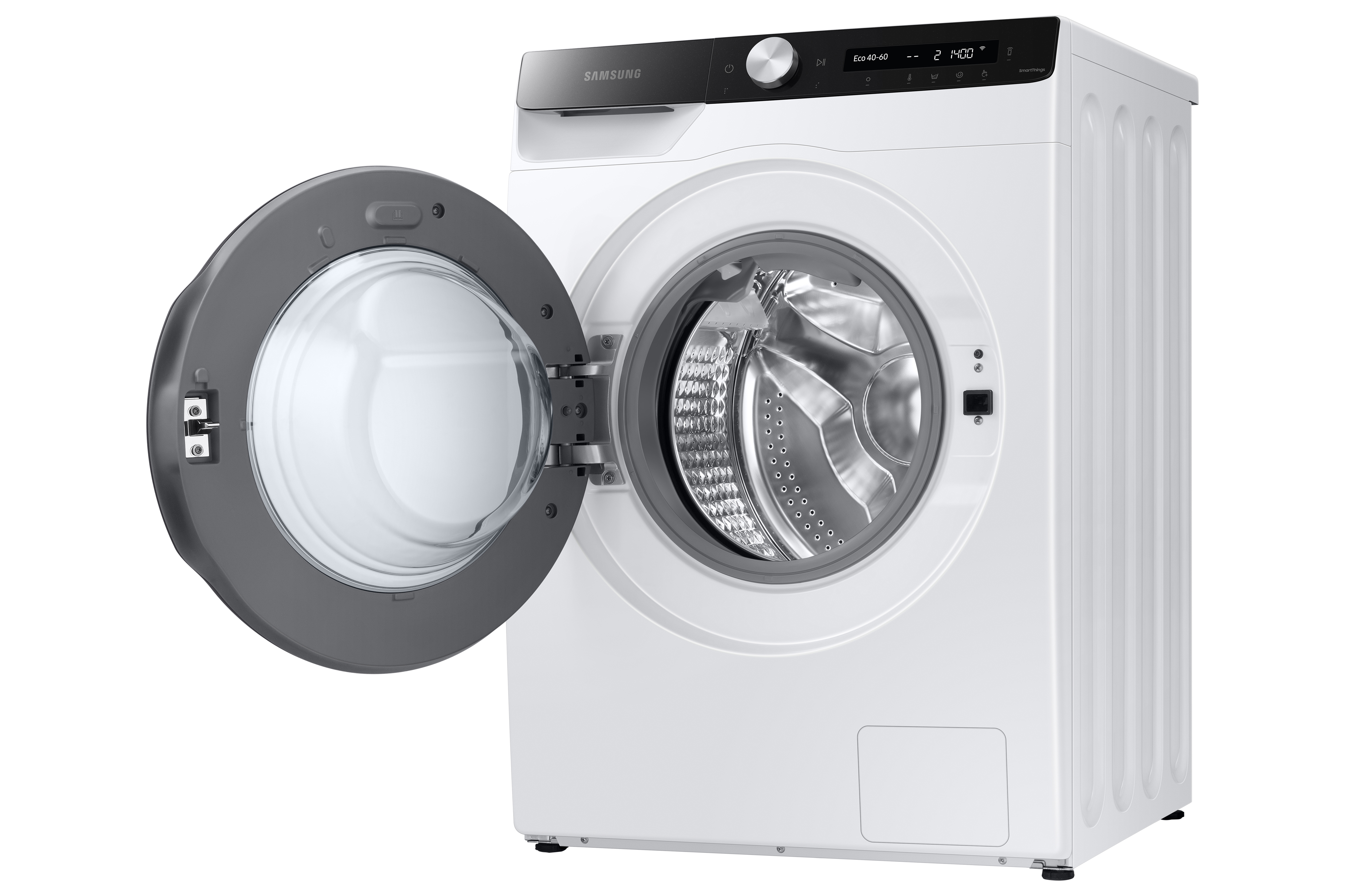 Weiße Waschmaschine mit offener Tür. Innen ist eine silberne Trommel sichtbar. Weißer Hintergrund.