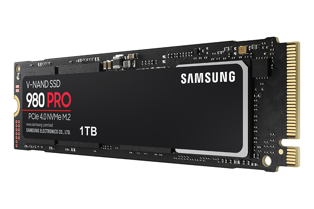Een zwarte Samsung 980 PRO 1TB SSD op een witte achtergrond, met branding en specificaties.