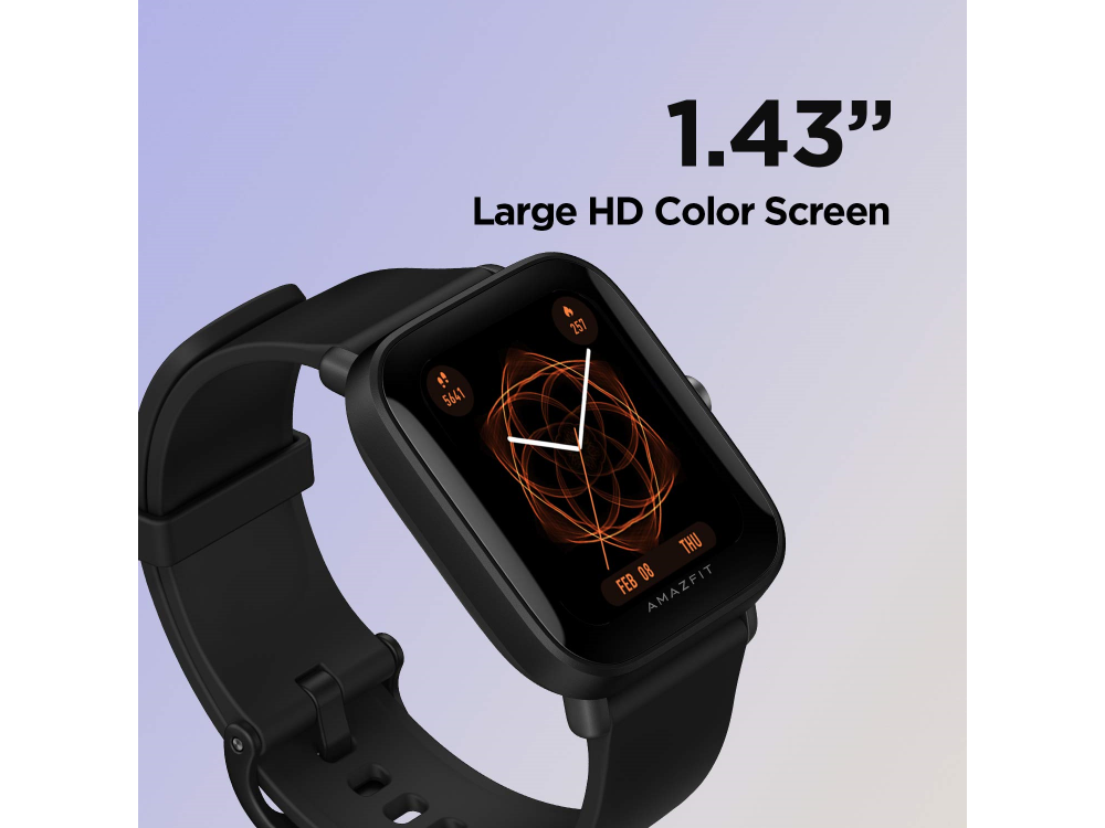 Un reloj inteligente negro que muestra la hora y datos de fitness.