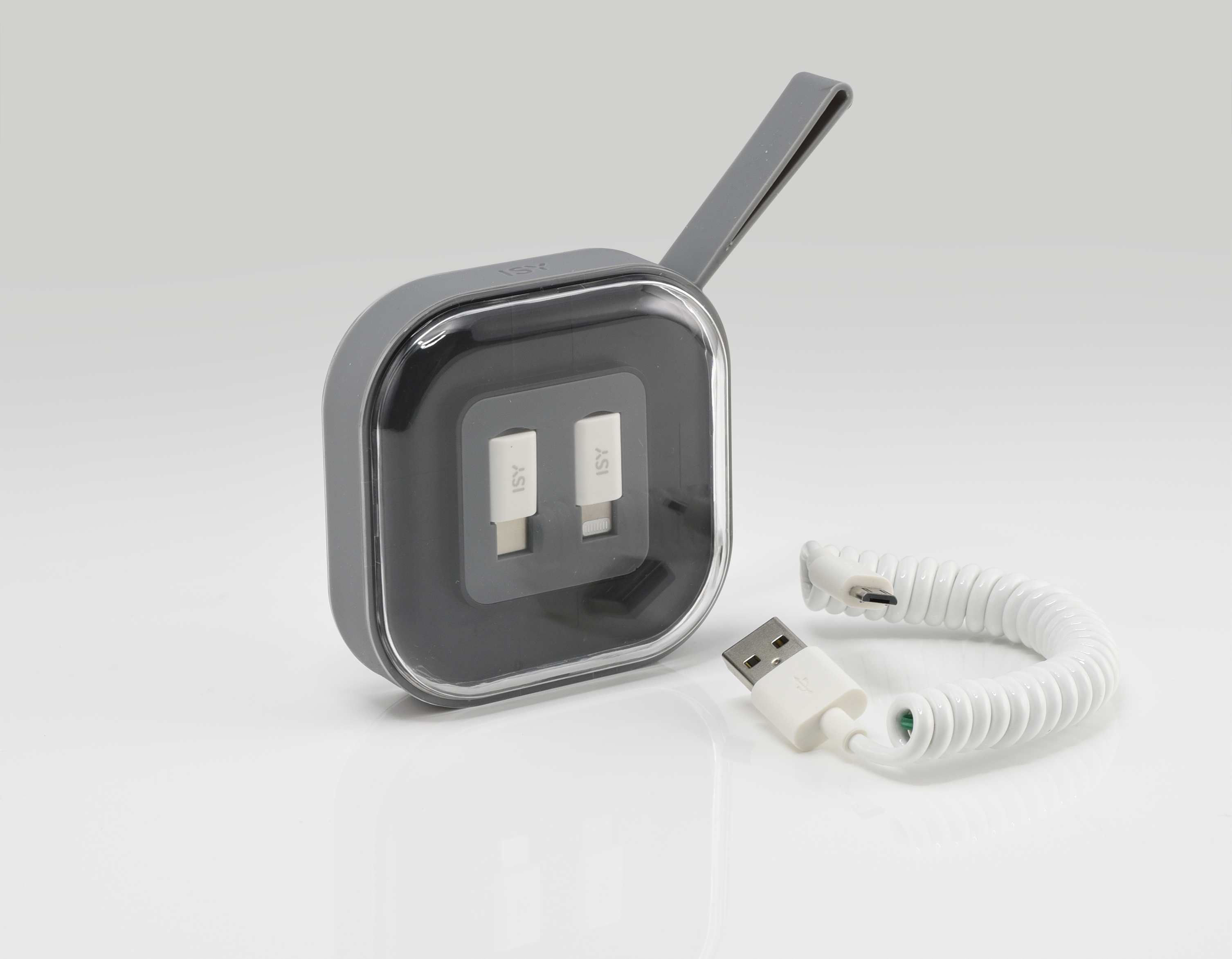 Graues, quadratisches Ladegerätetui mit zwei USB-C-Kabeln und einem weißen USB-Kabel.