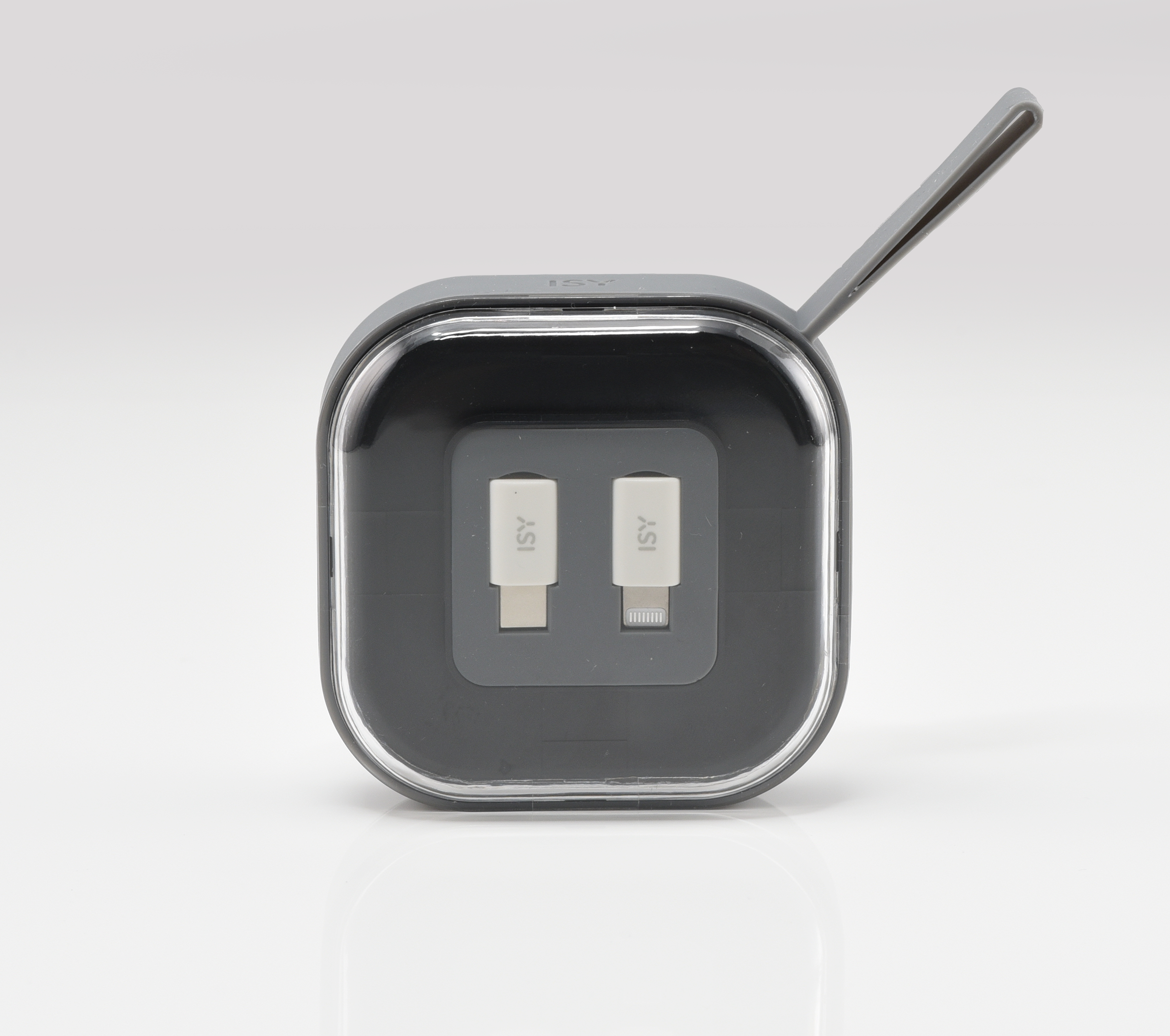 Quadratischer, dunkelgrauer Kabelorganisator mit zwei USB-Kabeln. Der Deckel ist offen.