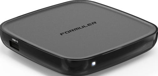 Un dispositivo Formuler nero e quadrato. Ha una porta USB sul lato.