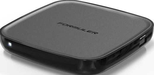 Un dispositivo di streaming nero e quadrato con la parola 'FORMULER' sulla parte superiore.