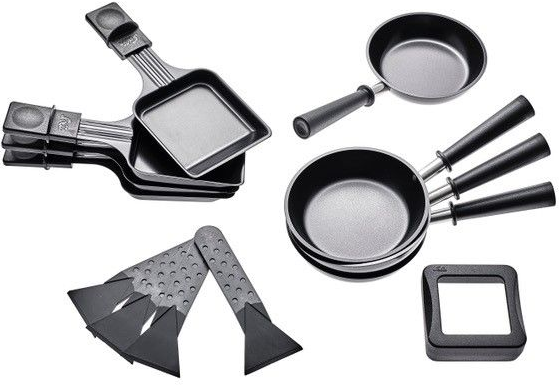 Diverses poêles à raclette et racloirs disposés sur fond blanc.