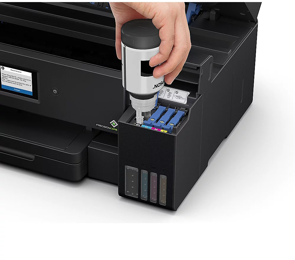 Eine Person, die eine schwarze Tintenpatrone in einen Drucker einfüllt.