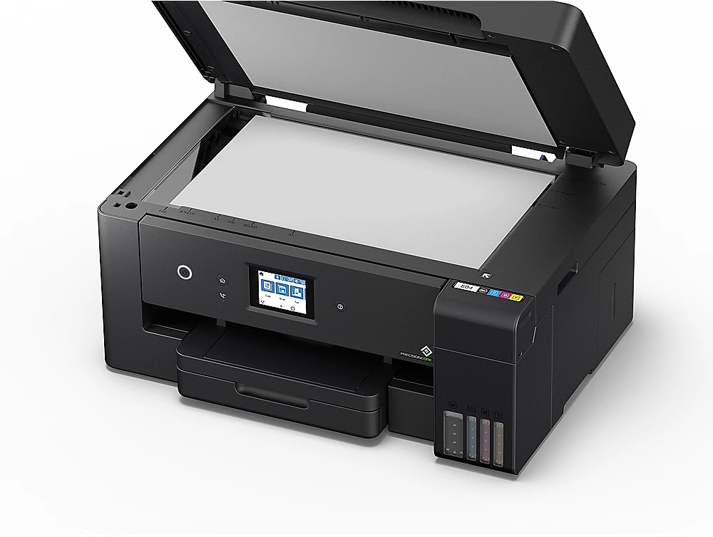 Ein schwarzer Epson-Drucker mit geöffnetem Scannerdeckel. Der Drucker hat einen Bildschirm und Tintenpatronenschlitze.