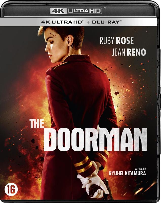 Filmposter, Ruby Rose in rood uniform, met een pistool, met vlammen op de achtergrond. De titel is "THE DOORMAN".