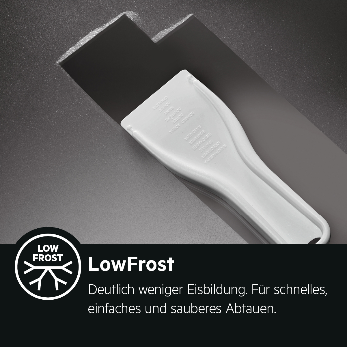 Ein weißer Gefrierschaber auf einer grauen Oberfläche, mit Text über geringen Frost.