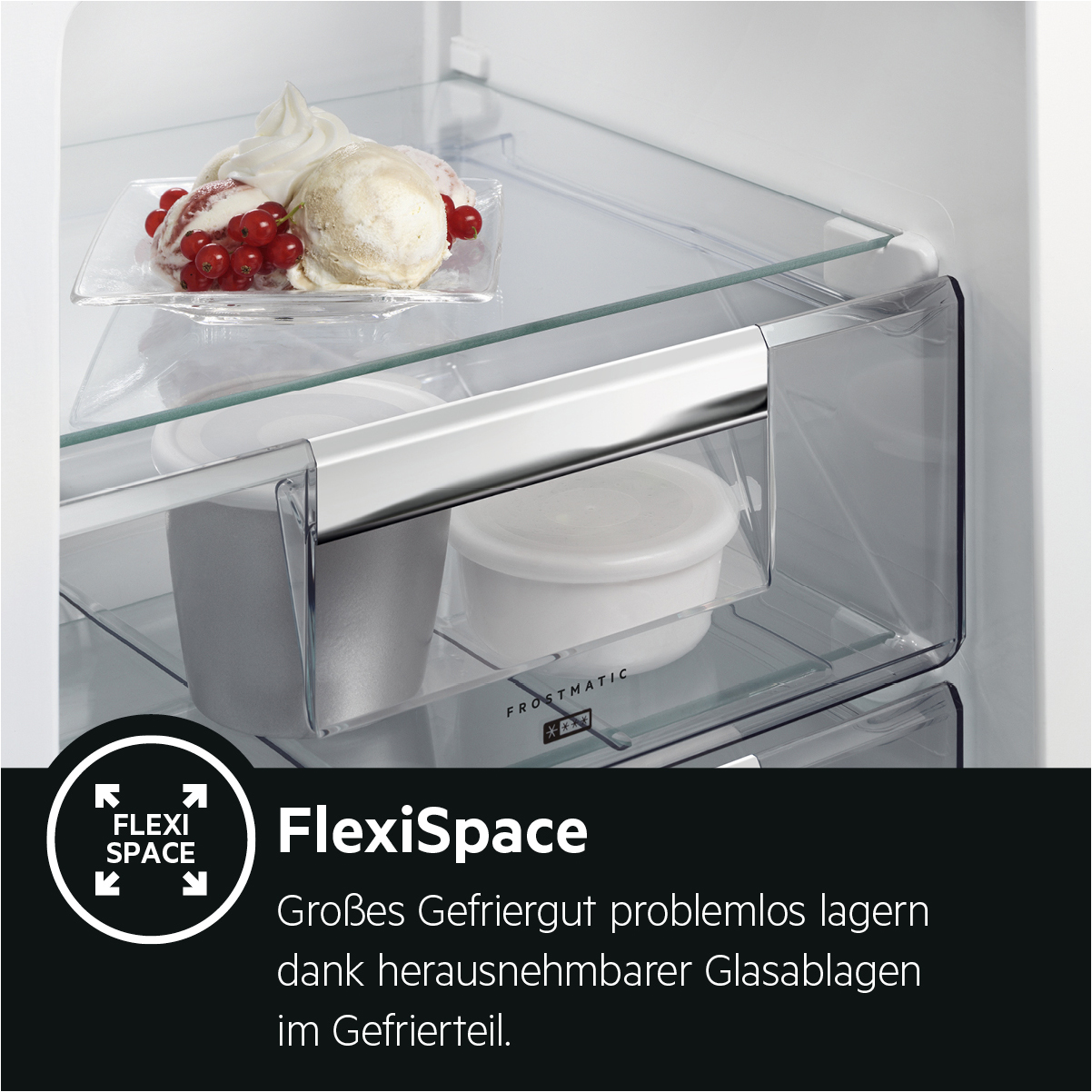 Kühlschrank-Innenraum mit Regalen. Präsentation von Eis und Lebensmitteln.