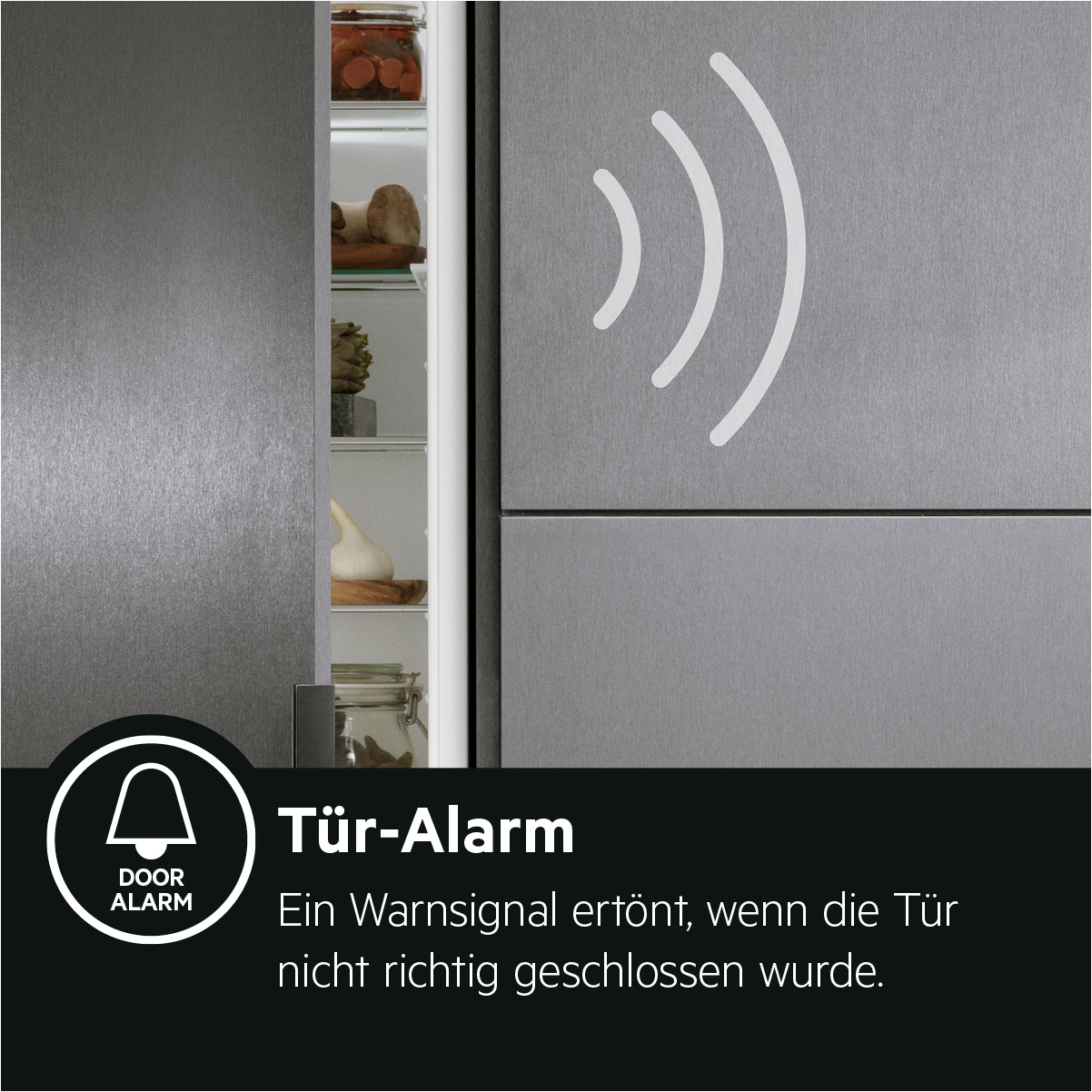 Kühlschrank aus Edelstahl mit Tür-Alarmanzeige. Die Tür ist teilweise geöffnet.