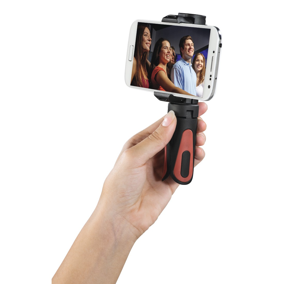 Hand, die ein Telefon hält, das ein Gruppenfoto auf einem Selfie-Stick zeigt.