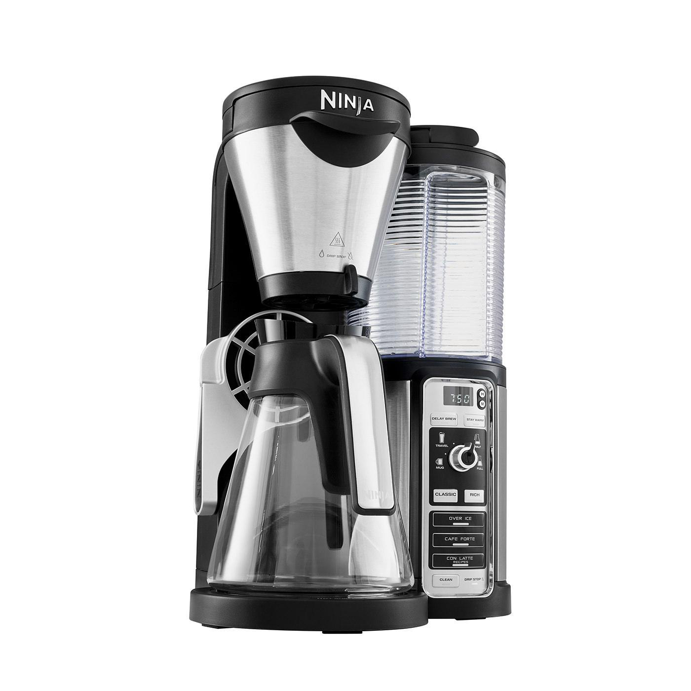 Schwarze und silberne Ninja-Kaffeemaschine mit Glaskaraffe.