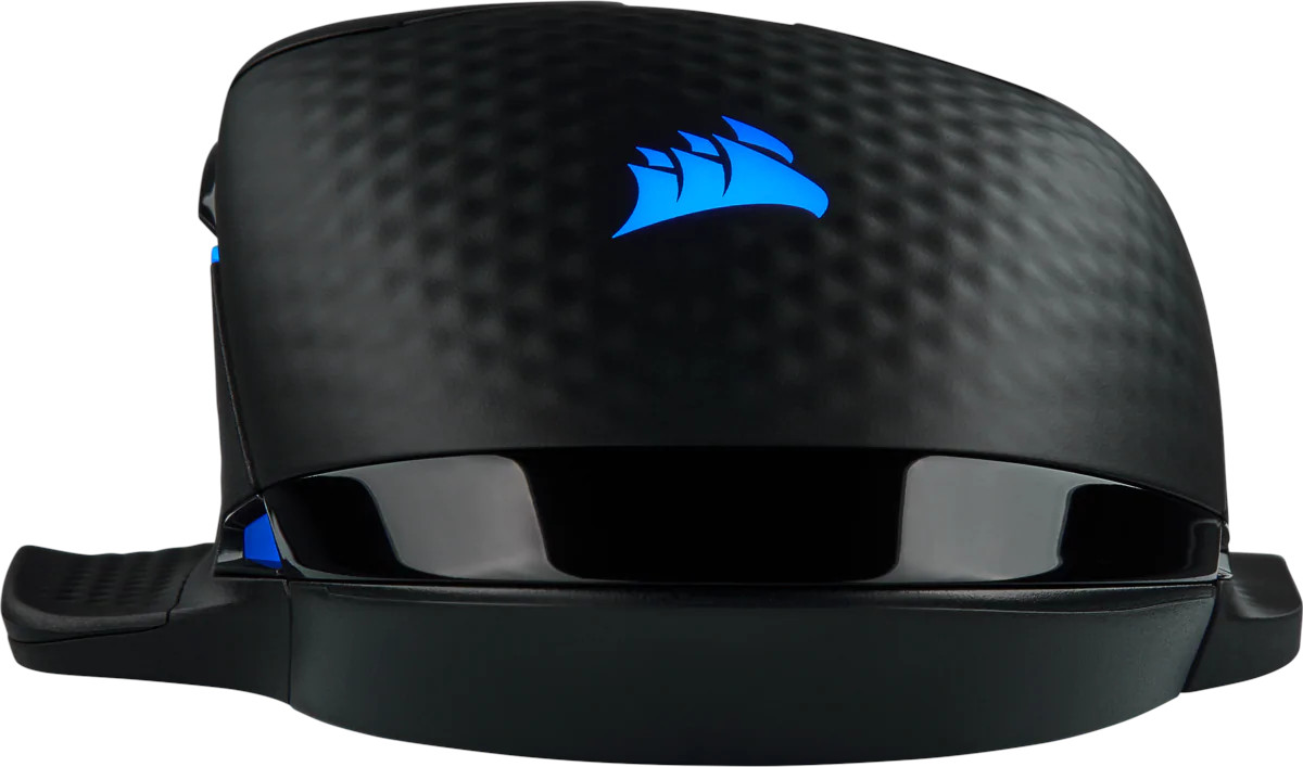 Zwarte gamingmuis met blauwe accenten en het Corsair-logo op een wit oppervlak.