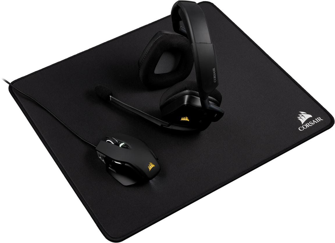 Configuration de jeu noire avec un casque, une souris et un tapis de souris. Le logo Corsair est visible.