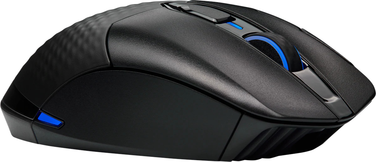 Een zwarte ergonomische computermuis met blauwe accenten. Zijaanzicht op witte achtergrond.