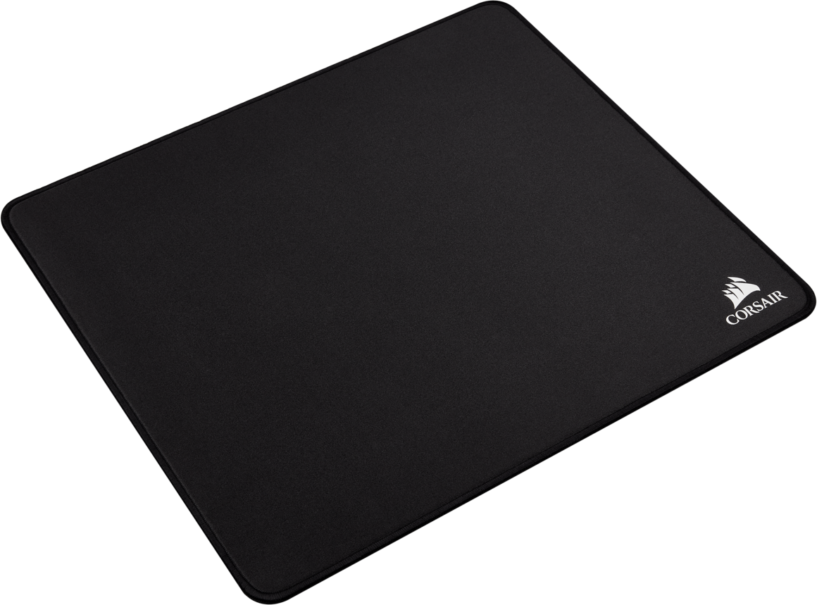 Tapis de souris Corsair noir sur fond noir, vue en angle, logo Corsair dans le coin.