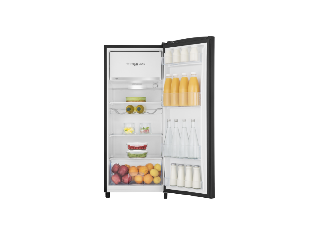 Refrigerador abierto con estantes de botellas de jugo, leche y productos frescos.