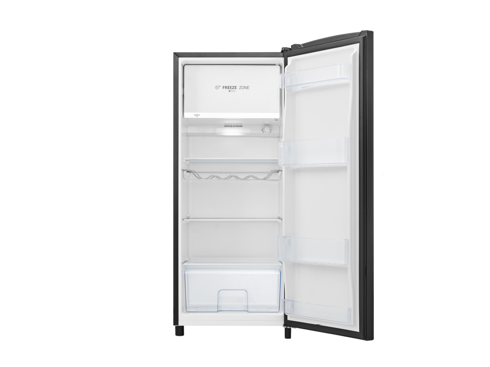 Refrigerador negro con la puerta abierta, mostrando estantes y un congelador.