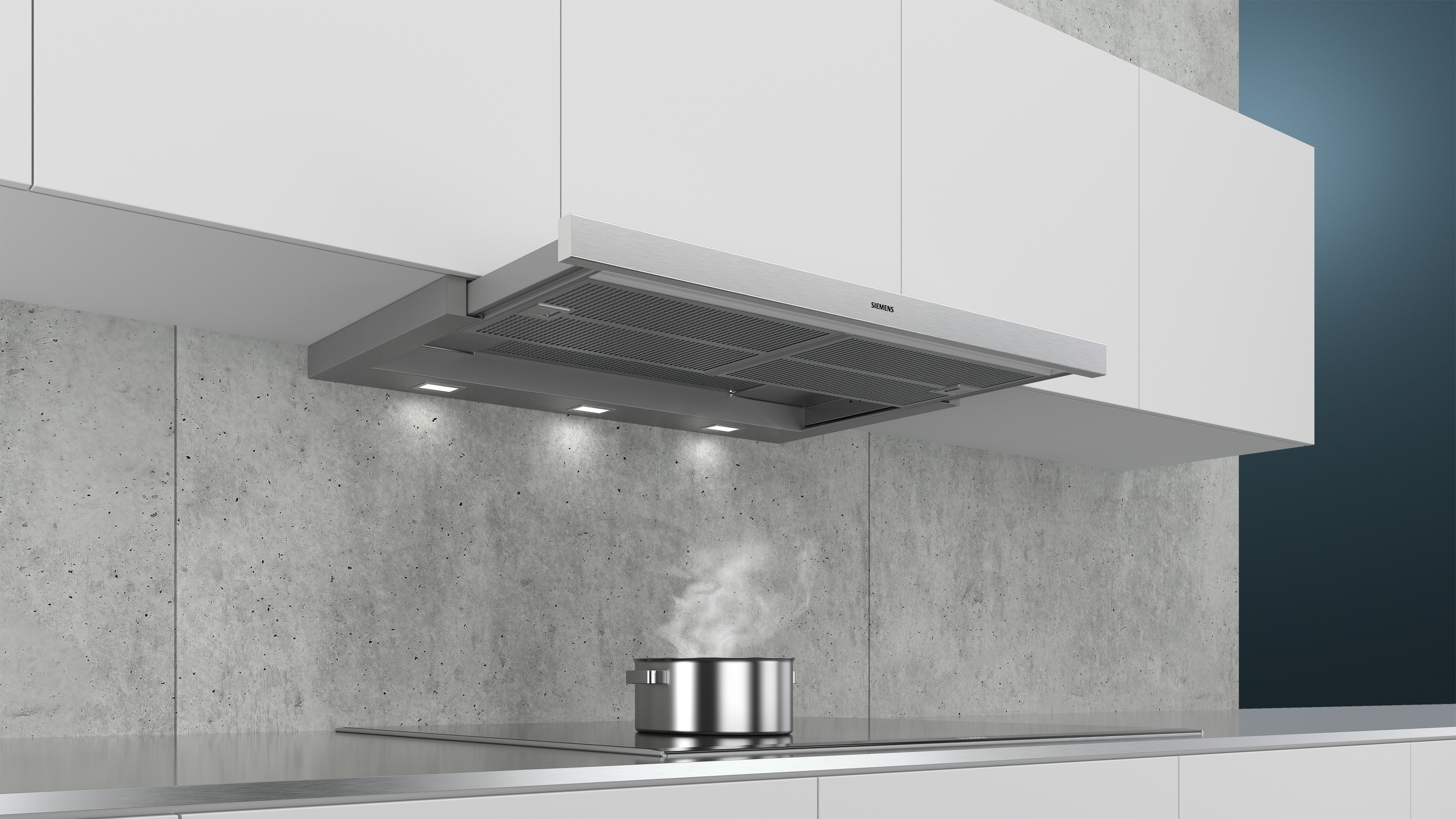 Hotte en acier inoxydable avec lumières au-dessus d'une cuisinière avec une casserole, sur un comptoir.